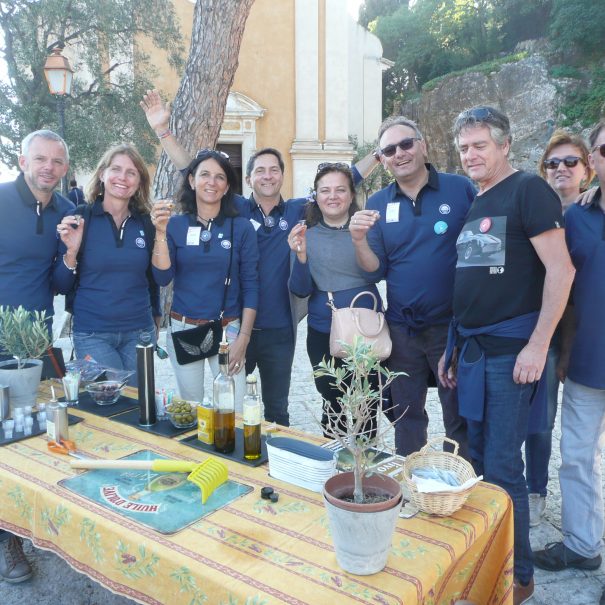 Participants à l'atelier Bar à huiles d'olive à Eze village lors d'un rallye voiture